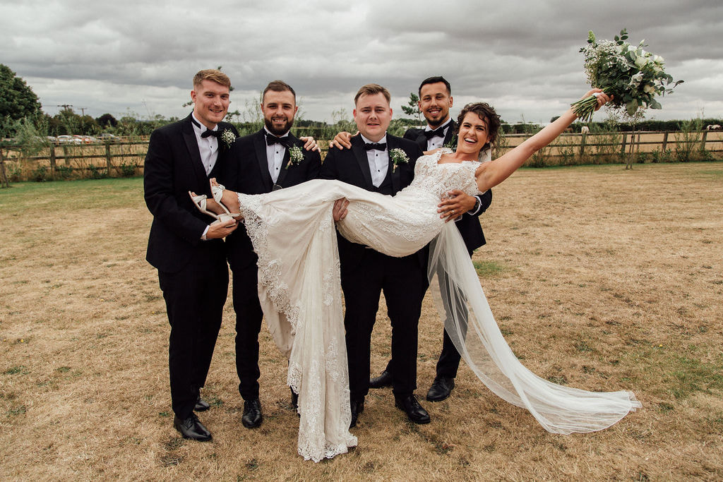Fun wedding photo ideas with bride and groomsment