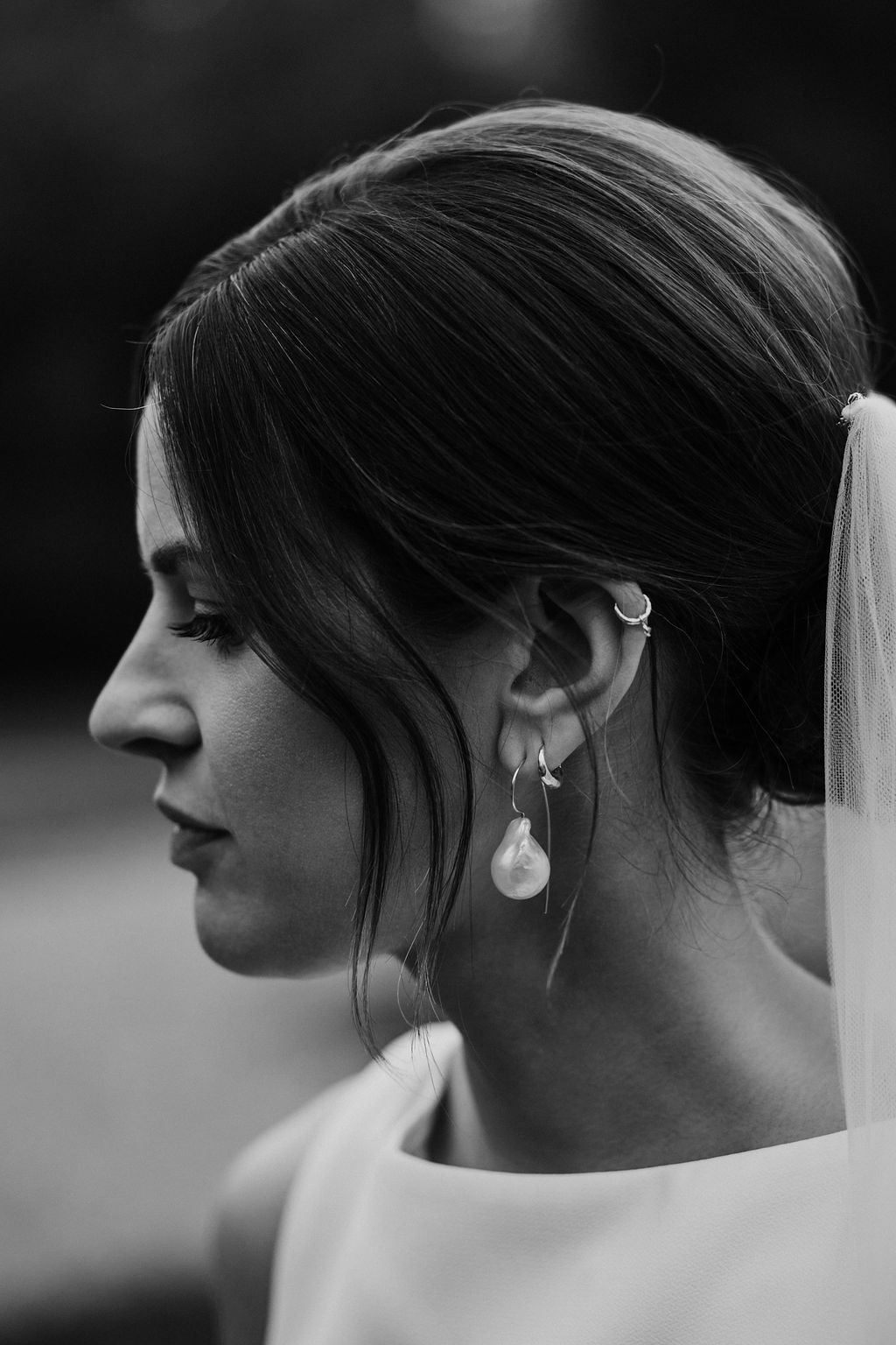 Contemporary bridal style with pearl earrings & veil